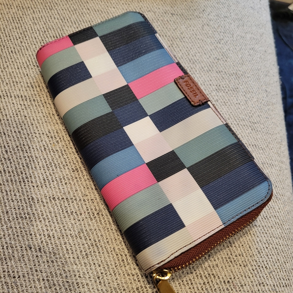 Fossil Wallet. Basically In New Condition - image 1